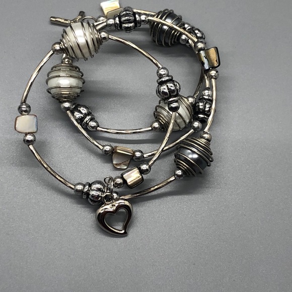 Silver Pearl and Shell Bracelet - Picture 3 of 3